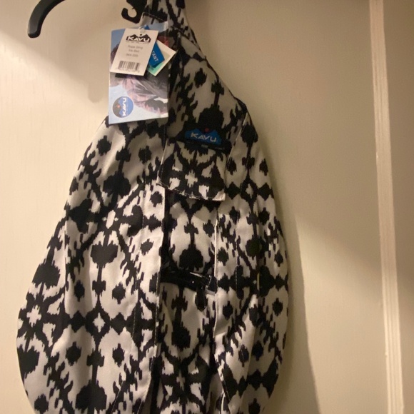 New with Tags - KAVU - Ink Blot - Black & White -Rope Sling Crossbody Tote - Picture 1 of 5